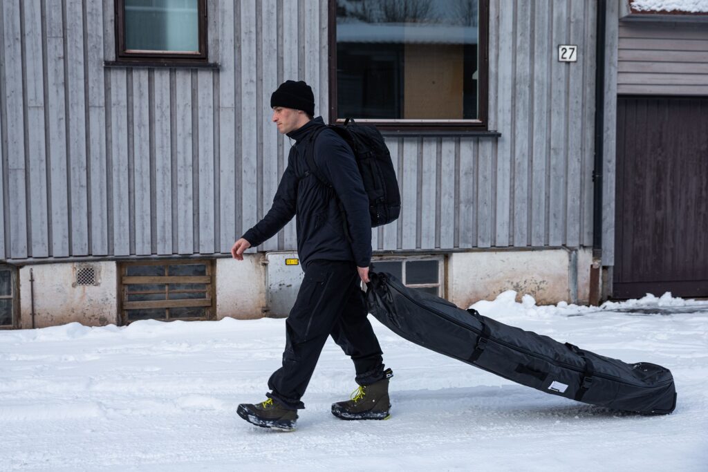 Dakine low roller snowboard bag